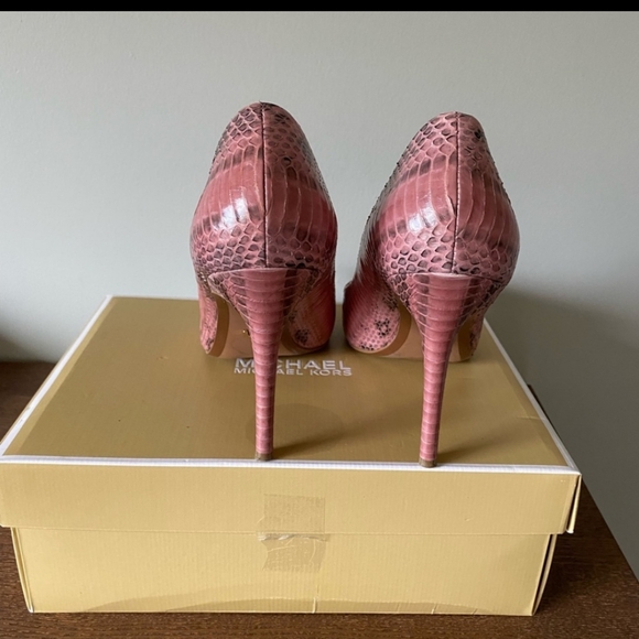 Michael Kors Shoes - Michael Kors Claire Pumps, 9,5